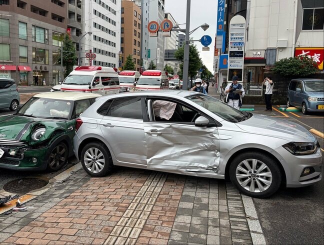 【速報】広島市中心部で6台が絡む事故 3人けが 車線変更で2台が衝突し多重事故に発展か|TBS NEWS DIG