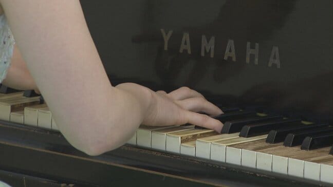 白鍵が象牙! 戦後まもなく製造された貴重なグランドピアノの演奏会 県立山梨高校|TBS NEWS DIG