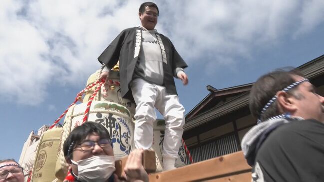 新酒「神のしずく」の完成祝う雫宮祭 …酒樽みこしが街を練り歩く 外国人観光客も魅了 岐阜・高山市|TBS NEWS DIG