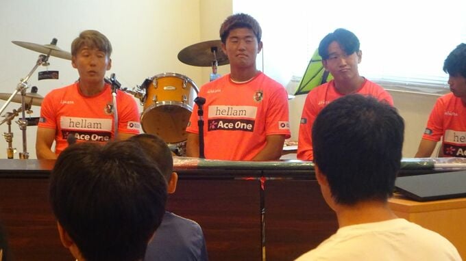 「夢をあきらめない努力を」県遊技業協同組合が高知ユナイテッドSCの選手たちと児童養護施設で子どもたちとふれあう|TBS NEWS DIG