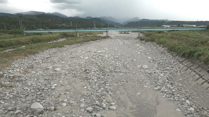 酷暑と雨不足で川の水が枯れた…　急流で有名な早月川が１か月以上「水位ゼロ」 富山|TBS NEWS DIG