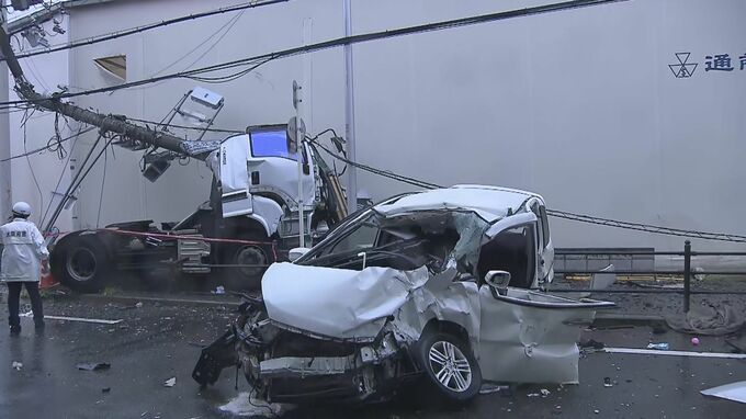 トラックと乗用車が接触する右直事故　はずみで電柱が傾く…7人重軽傷　大阪・住之江区　|　MBSニュース | 関西の最新ニュースを分かりやすく。