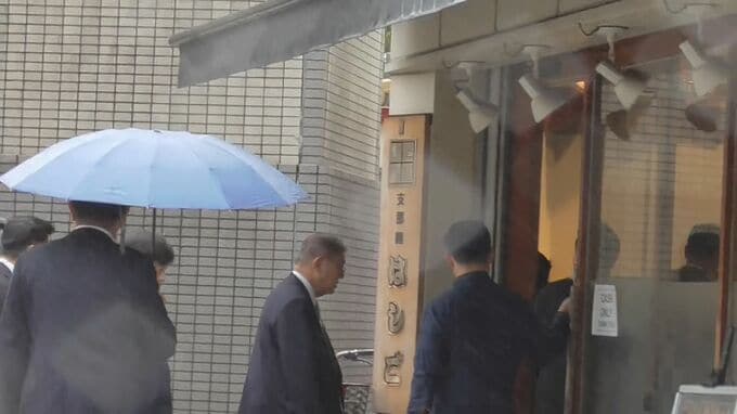 ラーメン好きの石破総理が就任後初めて総理官邸裏のラーメン店へ　食べたのは「排骨担々麺」