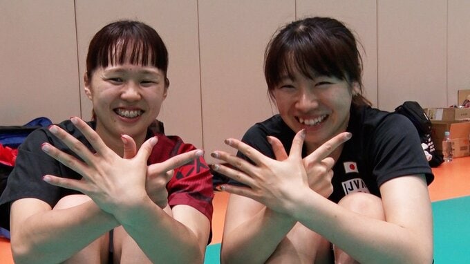 バレー女子日本代表得点時のポーズの真相　応援団長・岩澤実育＆副団長・中川つかさ「ベンチと一緒にポージングして」【ネーションズリーグ】|TBS NEWS DIG