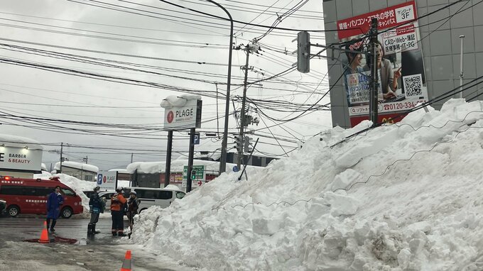 サンロード青森にある「アムゼ」屋根から大量の落雪か　巻き込まれた人などいないか調査中　消防など対応　青森市【現場画像追加】|TBS NEWS DIG