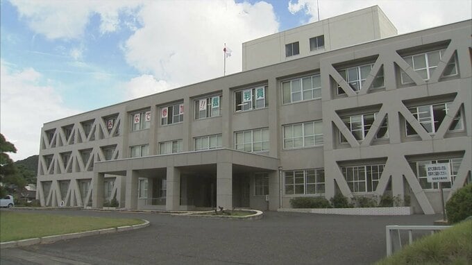検察側「３本の包丁で１９２ヵ所も刺し…残忍な犯行」弁護側「パニック状態での犯行で障害が大きな影響を与えた」母親殺害の罪に問われた男初公判…弁護側争う姿勢　鳥取地裁|TBS NEWS DIG
