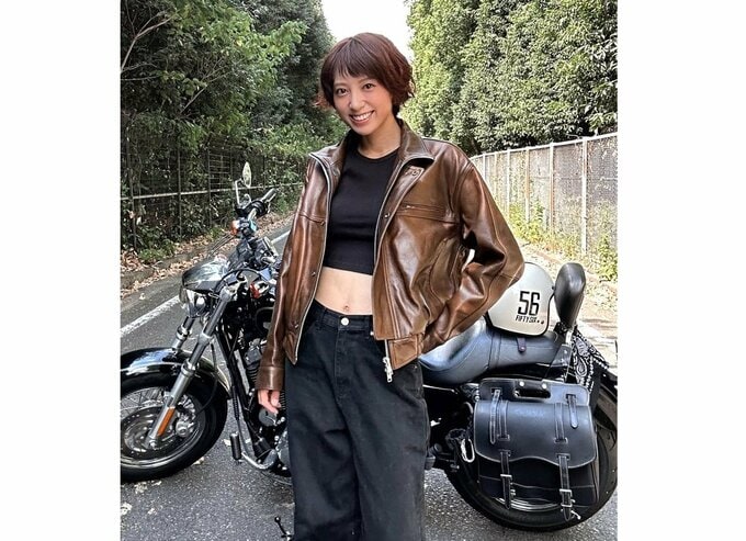 【 笠井海夏子 】　29歳の誕生日　愛車「ハーレーダビッドソン」と笑顔　「もういい大人ということで、かっこいい革ジャンを着てみました！」|TBS NEWS DIG
