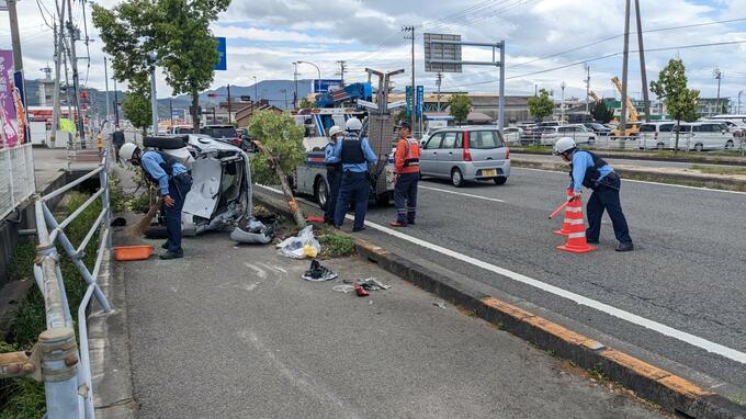 複数台が絡む玉突き事故で軽乗用車が横転 街路樹もなぎ倒される 愛媛・伊予市の国道56号　|　愛媛のニュース - Nスタえひめ｜あいテレビは6チャンネル