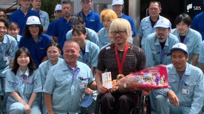 「これ以上ない結果を報告できて本当にうれしい」車いすラグビー池崎選手 愛用車いす手掛けた町工場を訪問 金メダル獲得支えた職人たちの情熱=静岡県　|　静岡のニュース | SBSNEWS | 静岡放送