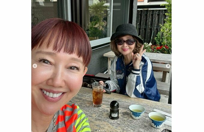 工藤夕貴さん　母親と笑顔２ショット　「三津のお魚食堂と、神代の湯へ日帰りで行って来ました」　ファンからは「素敵なお母様、そっくりですね」|TBS NEWS DIG