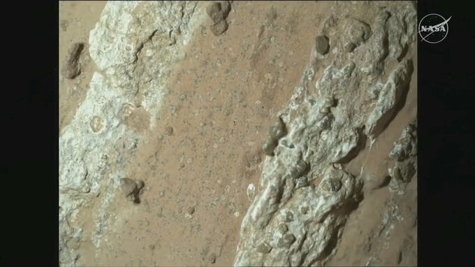 火星に生命がいた兆候？　NASA発見の岩に生命の痕跡の可能性