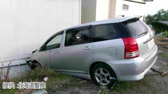 70代男性運転の乗用車が衝突　住宅地の駐車場で「アクセルとブレーキを踏み間違えた」建物の壁に穴　北海道室蘭市|TBS NEWS DIG