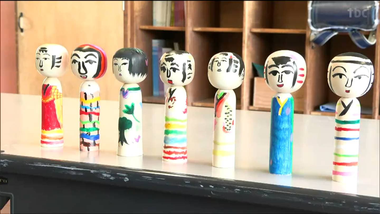 春のちょっと前の色をイメージしました」こけしは児童が絵付けしたもの