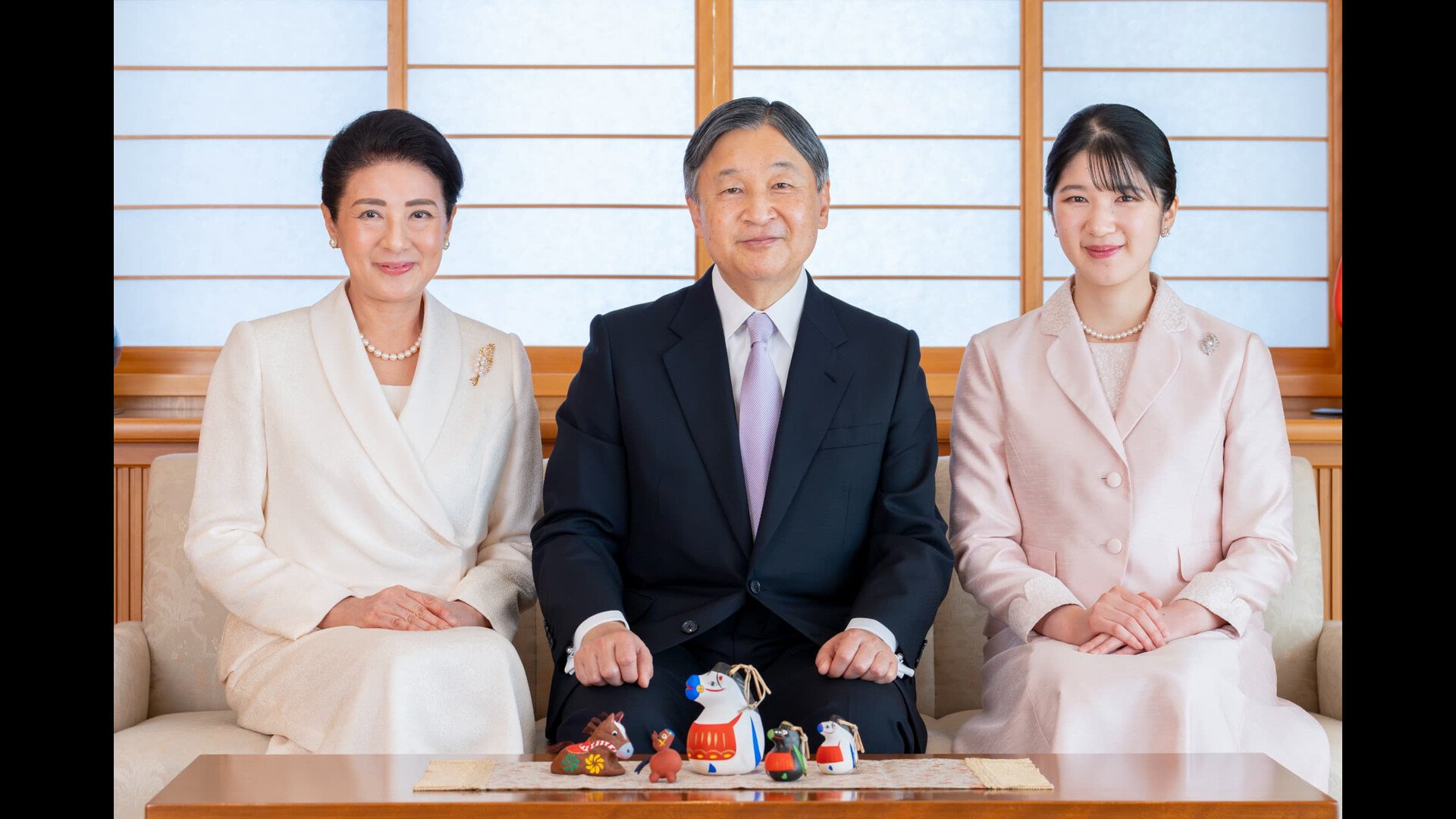 天皇陛下 新年の感想寄せられる 馬の工芸品と写る新映像 秋篠宮家