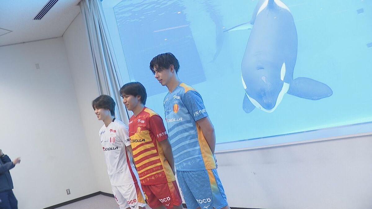 名古屋港水族館のシャチ「リン」の前で 名古屋グランパスの選手が“特別ユニフォーム”を披露 シャチをモチーフにしたデザイン 来年2月から始まる「明治安田J1百年構想リーグ」で着用