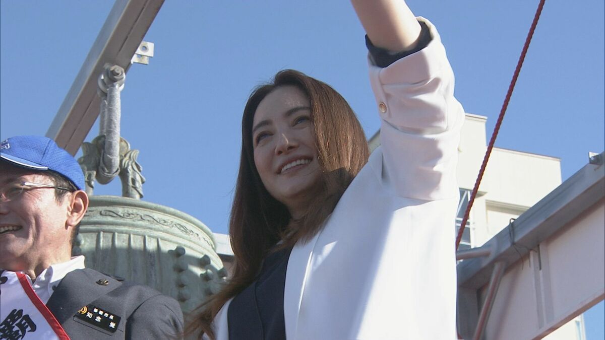 【写真更新中】NAHAマラソンスタート！仲間由紀恵さんが「万国津梁の鐘」ならし明治橋からランナー・ジョガーにエール