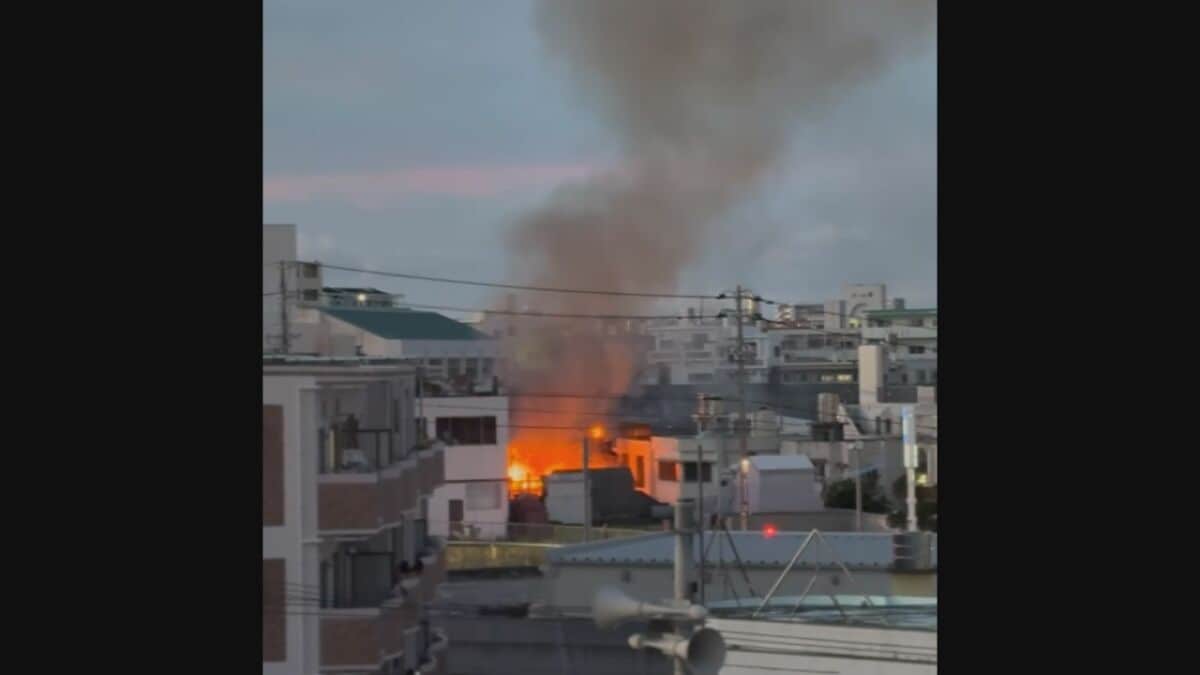 激しい炎と立ちのぼる黒煙「家から炎と煙が出ている」浦添市で住宅1棟が全焼　住民の親子2人は無事