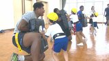 幼稚園児がフィジー人留学生とラグビーで交流 東明高校ラグビー部の5人が参加 大分 | 大分のニュース|OBS NEWS|大分放送