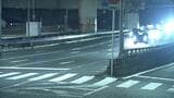 車が急発進し警察官が約20m引きずられた事件 同乗の妻(52)も殺人未遂と公務執行妨害の疑いで逮捕 兵庫県警尼崎南署 運転の夫(48)に続き|TBS NEWS DIG