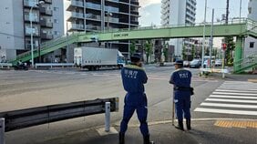 東京・北区の交差点でバイクの61歳の男性がはねられ死亡　普通貨物車運転の25歳の男を現行犯逮捕　飲酒運転か|TBS NEWS DIG