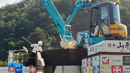 直径6.5メートルの『大鍋』使う『日本一の芋煮会フェスティバル』 約3