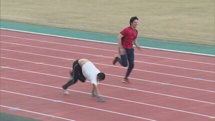 中学2年から約8年間ほぼ毎日「四足歩行」の練習…四足歩行100