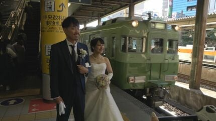 走る列車の中で結婚式 金山～名鉄岐阜の片道約50分を貸し切りで 新郎