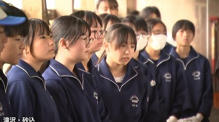 中学生が羊を飼育する農家を訪れ、エサの準備や毛刈り体験を通じて地域 