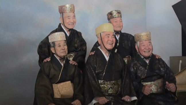 数え85歳の同期生　琉装姿で記念撮影　沖縄市|TBS NEWS DIG