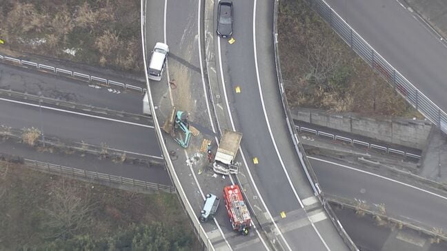【速報】圏央道高尾山IC料金所近くでトラックなど3台の交通事故 6人けがもいずれも意識あり 料金所は入り口のみ通行止め 警視庁|TBS NEWS DIG