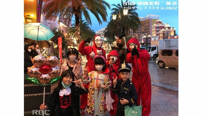 北谷町美浜・アメリカンビレッジでハロウィーンナイト　煌めく街に仮装した人達の笑顔溢れる　沖縄　|　沖縄のニュース｜RBC 琉球放送