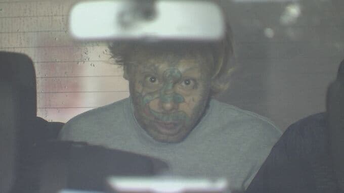 コンビニで缶コーヒーなど奪い店長にけがさせた罪に問われた男 初公判で起訴内容認める 弁護側は「精神的に不安定な状態」と情状酌量を求める 東京地裁|TBS NEWS DIG