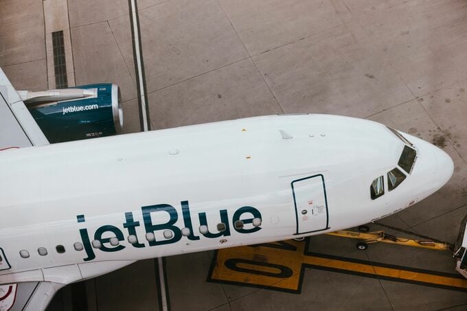 ジェットブルー、通期の業績予想を撤回－景気懸念や旅行需要減退で