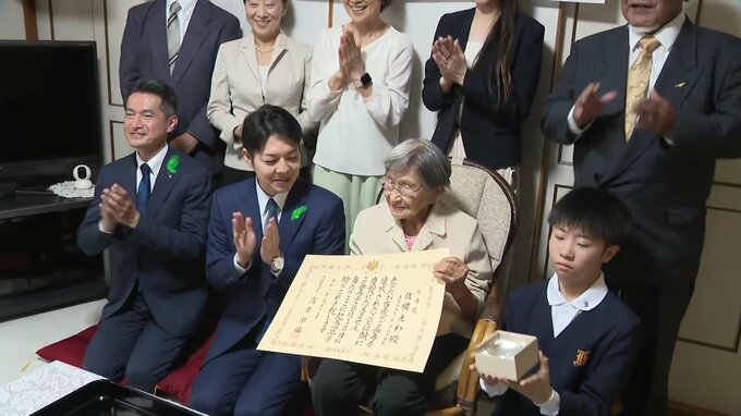 鈴木直道知事から祝い状を受け取る伍樓えわさん