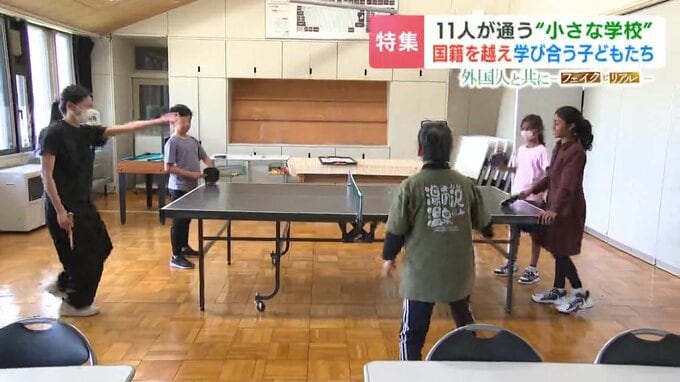 休み時間に児童と卓球をする本間菜摘教諭