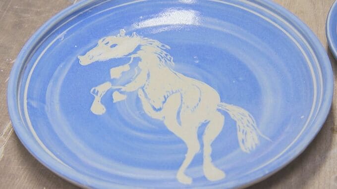 「万事うま（馬）くいく」干支を描いた飾り皿で人気の窯元「法勝寺焼皆生窯」飾り皿作りピーク|TBS NEWS DIG