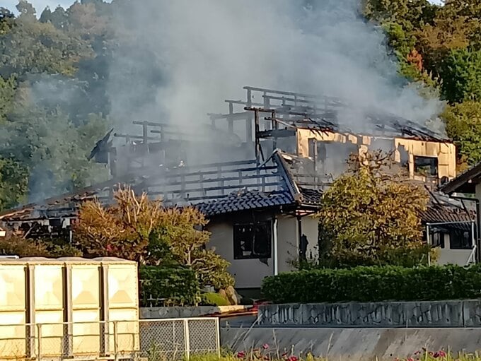 「家から黒煙が出ている」と通報　島根県出雲市で民家火災　けが人なし　午後４時半現在消火活動続く|TBS NEWS DIG