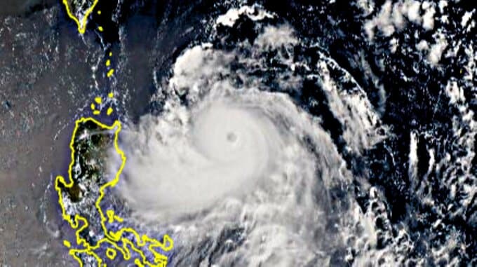 【台風7号情報】台風の目がくっきり…　「非常に強い勢力」の台風7号　中心気圧935hPaで北上中　週末27日にかけて沖縄接近→九州の南へ　梅雨前線を刺激する恐れも　進路図／雨風シミュレーションあり|TBS NEWS DIG