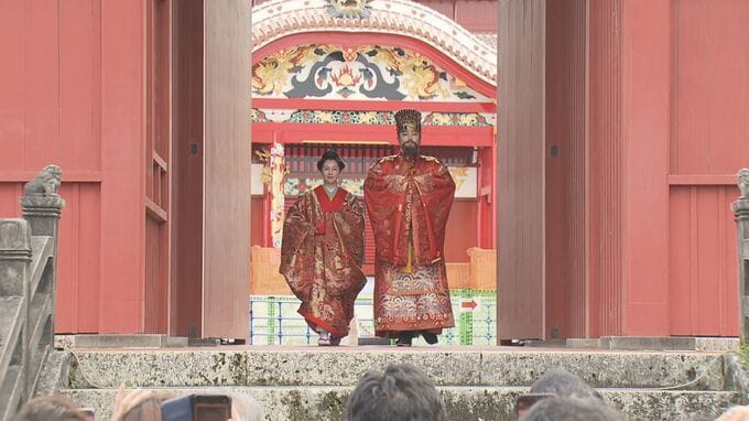 首里城正殿外観が完成して初めての正月 国王と王妃が「出御」|TBS NEWS DIG