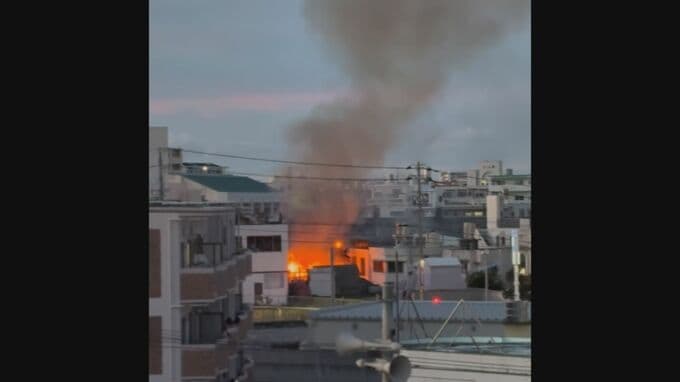 激しい炎と立ちのぼる黒煙「家から炎と煙が出ている」浦添市で住宅1棟が全焼　住民の親子2人は無事|TBS NEWS DIG