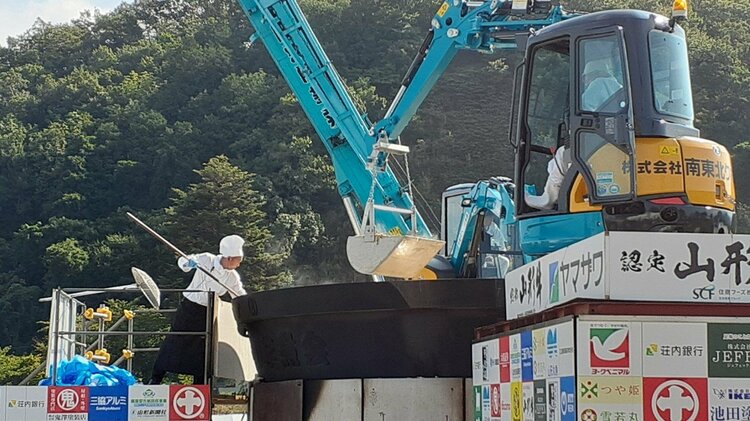 直径6.5メートルの『大鍋』使う『日本一の芋煮会フェスティバル』 約3