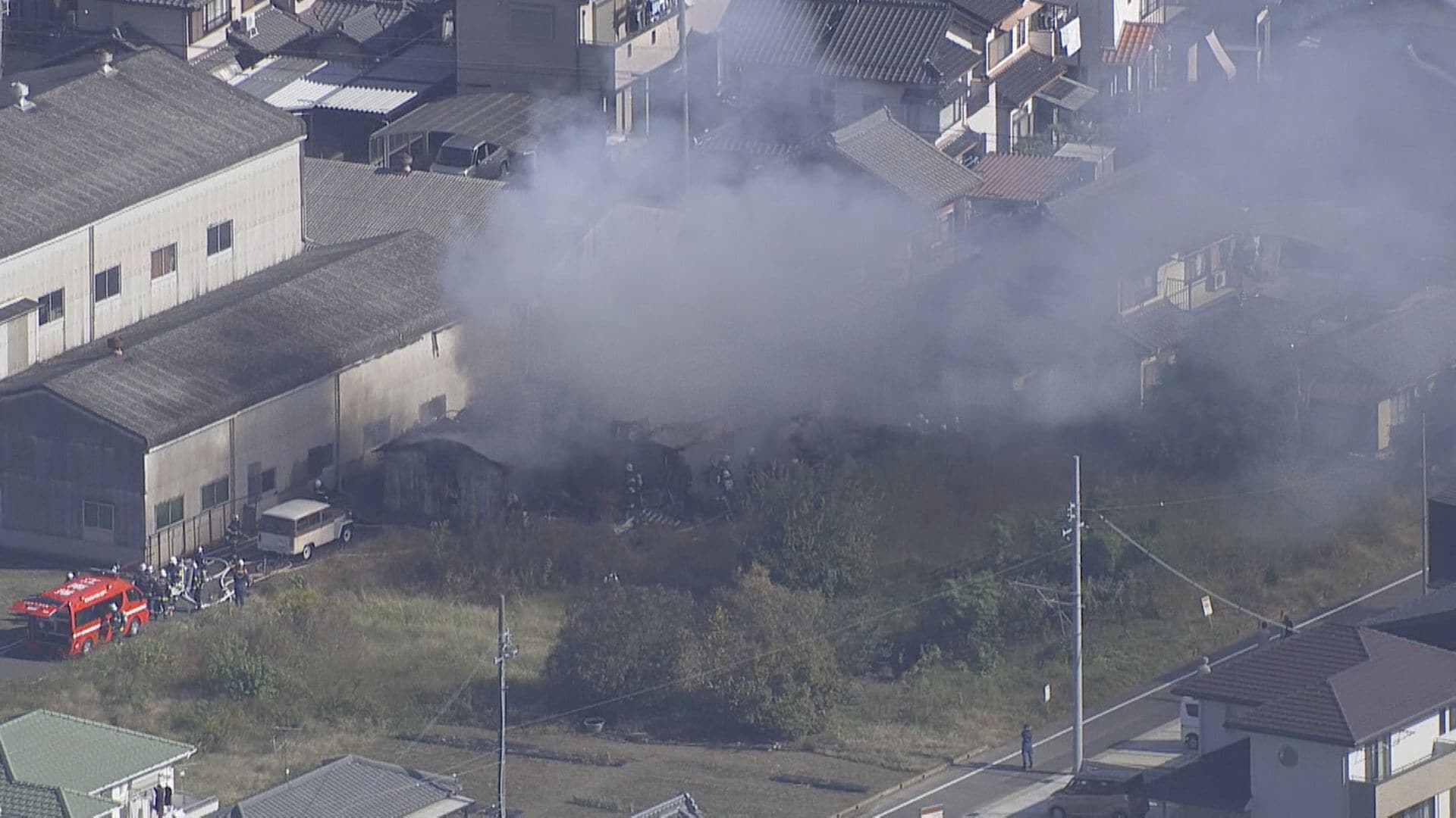 【速報】屋根が焼け落ちている…90代男性と60代女性を病院に搬送 木造住宅で火事「隣の建物に燃え移りそう」と複数の通報 愛知・江南市