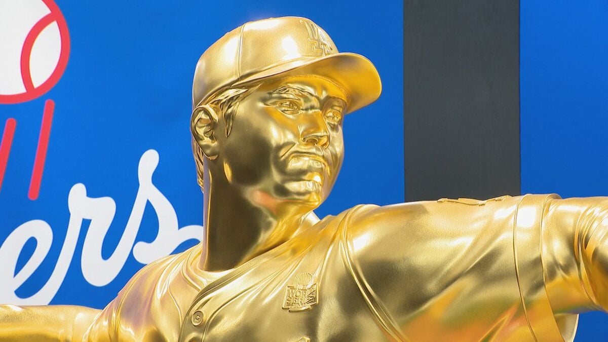 大谷翔平選手の“等身大黄金像” 二刀流揃って展示 2体で計1億1000万円