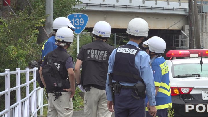乗用車に接触、国道139号に進入、大型トラックとも接触　軽乗用車運転の60代男性は意識不明で病院搬送、その後、死亡　死因は病死