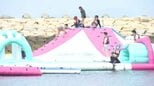 「海の日」海水浴場に巨大アスレチック登場 子どもたちが歓声|TBS NEWS DIG