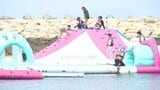 「海の日」海水浴場に巨大アスレチック登場 子どもたちが歓声|TBS NEWS DIG
