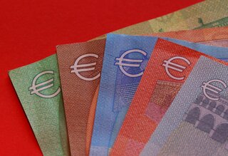 ユーロが1年5カ月ぶり安値､欧州政局を警戒-スペイン前倒し選挙観測も| TBS CROSS DIG with Bloomberg