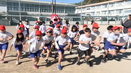 桂浜水族館「おとどちゃん」マラソン大会に参加し“全力の休憩”…“同級生