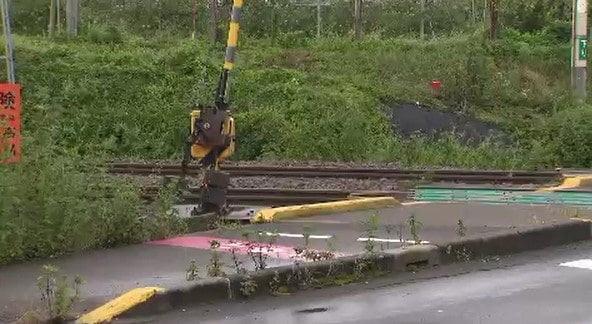 88歳男性運転の軽乗用車が踏切から線路内に進入…JR篠ノ井線と中央東線が約1時間半運転見合わせ…誤って線路内に進入か…特急と普通列車合わせて8本に遅れ　|　SBC NEWS | 長野のニュース | SBC信越放送
