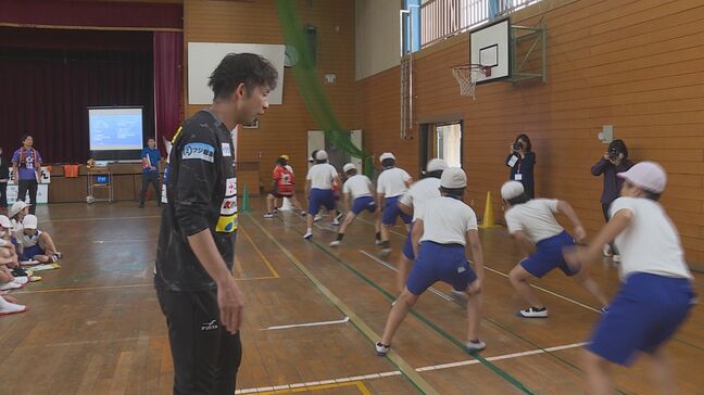 レノファ山口元選手と体力測定・・・須恵小5年生 山口・山陽小野田|TBS NEWS DIG